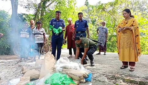 মাগুরার শ্রীপুরে নিষিদ্ধ পলিথিনের বিরুদ্ধে অভিযান