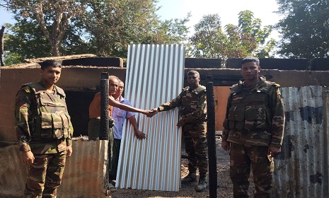 রাইখালীতে দুর্গম হাফছড়ির বাসিন্দা পাইসাউ মারমার পাশে সেনাবাহিনী