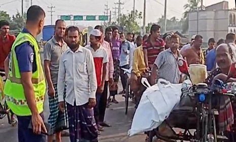 সাতক্ষীরায় ট্রাকচাপায় ৩ মোটরসাইকেল আরোহী নিহত