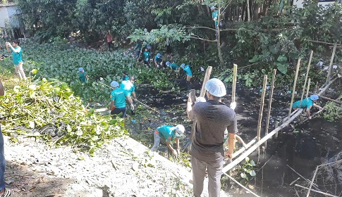মাদারীপুরে দখল হওয়া ইটেরপুল খালটি পরিস্কার করলো যুব সমাজ ও বিডি ক্লিন