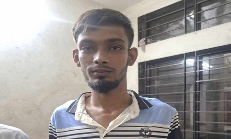 আশুলিয়ায় আন্দোলনে ‘মারা যাওয়া’ স্বামী হাজির থানায়, স্ত্রীর মামলায় আসামি শেখ হাসিনাসহ ১৩০ জন