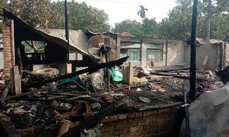 নগরকান্দায় দুই সহোদরের বসতবাড়ি আগুনে ভস্মীভূত