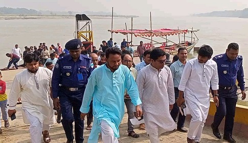 মহম্মদপুরে মধুমতীর ভাঙন এলাকা পরিদর্শন করেন ক্রীড়া উপদেষ্টার এপিএস