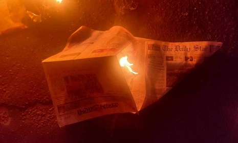 ‘প্রথম আলো’ ও ‘ডেইলি স্টার’ পোড়ালেন ঢাবির একদল শিক্ষার্থী
