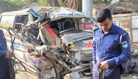 ঈশ্বরদীতে ট্রাক-এম্বুলেন্স মুখোমুখি সংঘর্ষ