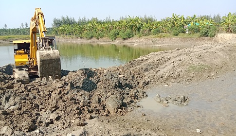 সুবর্ণচরে সন্ত্রাসী কায়দায় প্রজেক্টের মাটি ইটভাটায় বিক্রির অভিযোগ