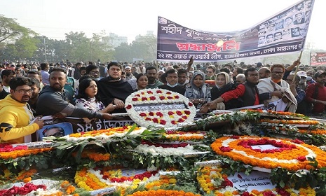 বুদ্ধিজীবী কবরস্থানে মানুষের ঢল, ফুলের শ্রদ্ধায় শহীদদের স্মরণ