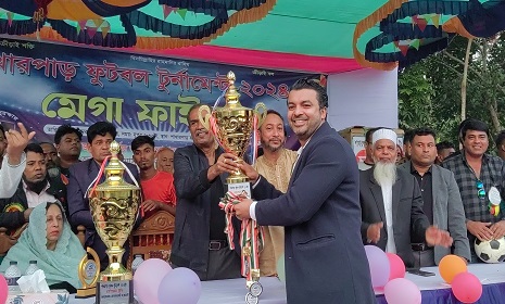 রাজৈরে বিদেশি খেলোয়াড়দের ফুটবল খেলায় হাজার হাজার মানুষের ভীড়