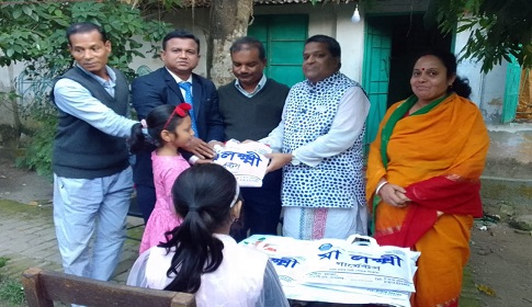 গোপালগঞ্জে শিক্ষার্থীদের মঝে শীত বস্ত্র বিতরণ