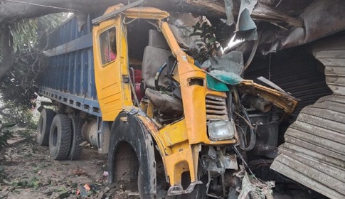 ট্রাক নিয়ন্ত্রণ হারিয়ে গাছে ধাক্কা, চালক আহত
