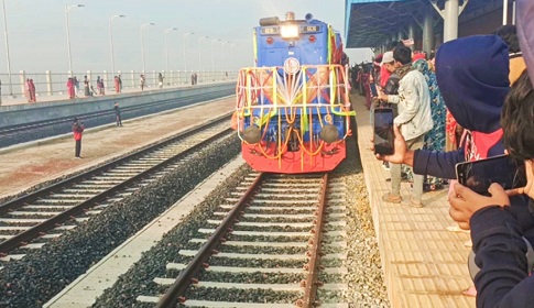 শুরু হল স্বপ্নের ট্রেন যাত্রা, নড়াইলবাসীর আনন্দ-উচ্ছ্বাস