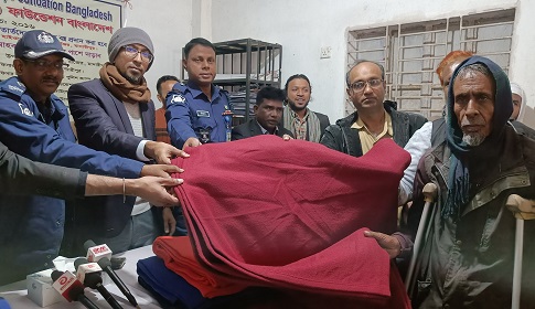 আল্লামা রুহুল আমিন (রহঃ) ফাউন্ডেশন বাংলাদেশের শীত বস্ত্র বিতরণ