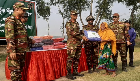 ফুলপুরে সেনাবাহিনীর উদ্যোগে শীতবস্ত্র বিতরণ