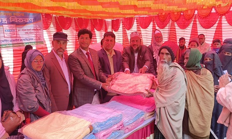 সালথায় শীতার্তদের মাঝে আমেনা-রশিদ ফাউন্ডেশনের শীতবস্ত্র বিতরণ