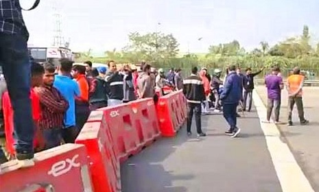 ঢাকা-মাওয়া এক্সপ্রেসওয়ে অবরোধ করে বৈষম্যবিরোধী ছাত্রদের অবস্থান