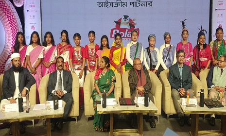 লেজার লাইটের আলোয় নৃত্যে-ছন্দে আধিবাসী শিল্পীদের মুগ্ধতা ছড়ানো পরিবেশনা