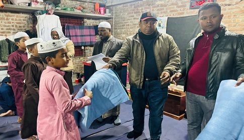 শীতার্তদের উষ্ণতা দিল ইউএনওর কম্বল