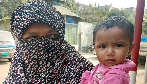 সন্তানের পিতৃ পরিচয় পেতে থানায় মা