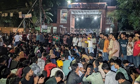 কলেজ ফটকে জড়ো হচ্ছেন তিতুমীর শিক্ষার্থীরা, উপস্থিতি ‘বাড়লে’ অবরোধ