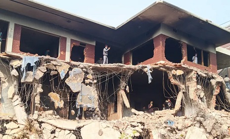 শেখ মুজিবের বাড়ি যেন ধ্বংসস্তূপ