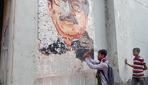 বঙ্গবন্ধুর ম্যুরালসহ সাতক্ষীরা জেলা মুক্তিযোদ্ধা অফিস ভাঙচুর