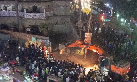 শামীম ওসমানের দাদার বাড়ি ভেঙ্গে দিয়েছে বিক্ষুব্ধ জনতা