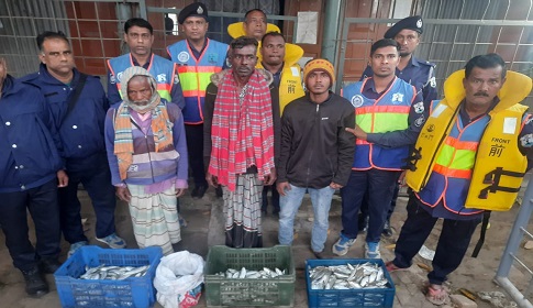 নৌ পুলিশের অভিযানে জাটকা ইলিশসহ আটক ৩