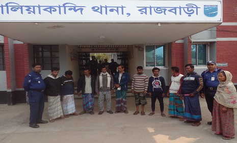 রাজবাড়ীতে আওয়ামী লীগ নেতাসহ ১৫জন গ্রেপ্তার