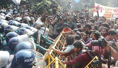 স্বরাষ্ট্র উপদেষ্টার পদত্যাগ দাবি, মুখোমুখি অবস্থানে আন্দোলনকারী-পুলিশ