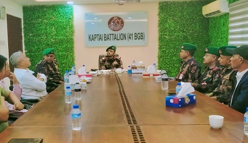 কাপ্তাইয়ে স্থানীয় মৌজা হেডম্যান ও কারবারীদের সাথে মতবিনিমিয় করলেন জোন অধিনায়ক