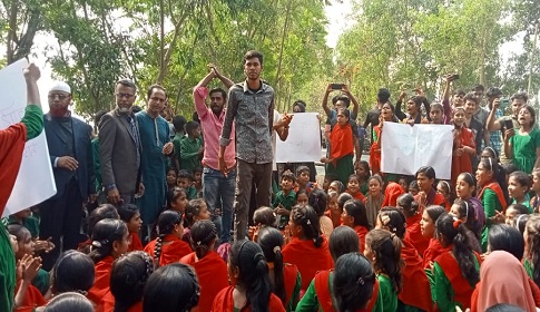 সালথায় মাহিন্দ্রা চলাচল বন্ধ করে বাস চালু করার দাবিতে শিক্ষার্থীদের সড়ক অবরোধ