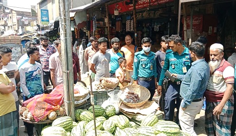 বাজার মনিটরিং ও ফুটপাত নিয়ন্ত্রণে ডিএমপির জুডিসিয়াল ম্যাজিস্ট্রেটের অভিযান