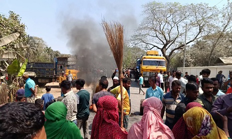 আবাসিক এলাকা থেকে ঠিকাদারি প্রতিষ্ঠানের মিক্সার ডিপো প্রত্যাহারের দাবিতে মহাসড়ক অবরোধ