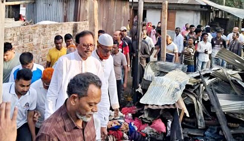ঈশ্বরদীতে আগুনে ক্ষতিগ্রস্ত পরিবারের পাশে বিএনপি নেতা হাবিব