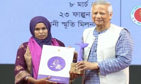 অদম্য নারী পুরস্কার তুলে দিলেন প্রধান উপদেষ্টা