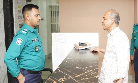 ভোরে রাজধানীর চার থানা পরিদর্শন করলেন স্বরাষ্ট্র উপদেষ্টা