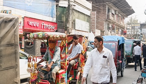 টাঙ্গাইলের রাস্তায় রিকশার রাজত্ব, যানজটে নাকাল পৌরবাসী