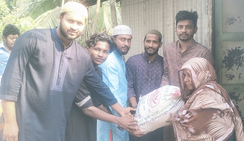 দুঃস্থদের বাড়িতে বাড়িতে পৌঁছে দেওয়া হলো ইফতার সামগ্রী