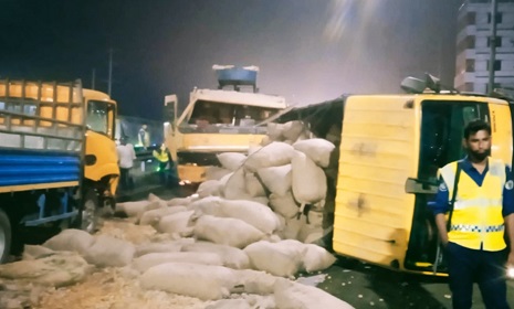 টাঙ্গাইলে ট্রাক উল্টে শ্রমিক নিহত, আহত ৬