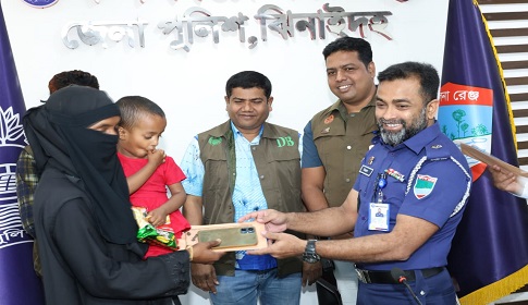 চুরি ও হারানো ৮৪ মোবাইল উদ্ধার করে মালিককে বুঝিয়ে দিল পুলিশ