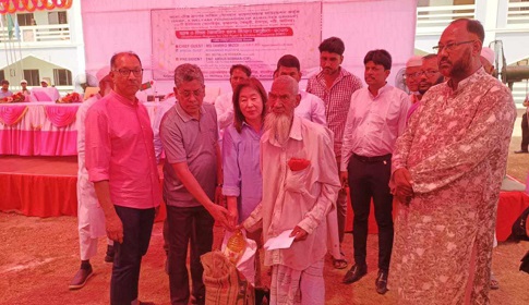 ভালবাসার টানে ফের ফরিদপুরে জাপানিজ তামিকো মিজোয়ই, অসহায়দের নিজ হাতে তুলে দিলেন চাল-ডাল, তেল ও নগদ অর্থ