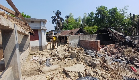 হরিনাকুণ্ডুতে হত্যাকাণ্ডের জেরে তাণ্ডব: ১০টি বাড়ি ভাঙচুর, লুটপাট, আতঙ্কে গ্রামবাসী