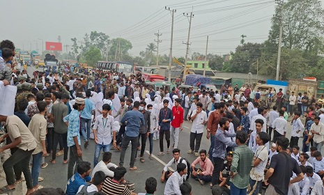 ঢাকা-টাঙ্গাইল মহাসড়ক অবরোধ করে টাঙ্গাইল পলিটেকনিকের শিক্ষার্থীদের বিক্ষোভ