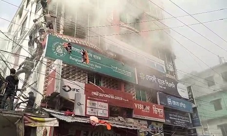 বাগেরহাটে বহুতল ভবনে অগ্নিকান্ড, নিহত ১