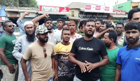 পার্কিং ফি কমানোর দাবিতে অটোচালকদের বিক্ষোভ