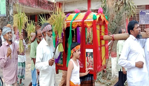 নববর্ষের শোভাযাত্রায় স্থান পেয়েছে হারিয়ে যাওয়া গ্রামীণ ঐতিহ্য