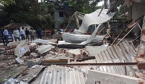সরকারি জায়গা দখল করে মার্কেট নির্মাণ, ভেঙে দিলো প্রশাসন 
