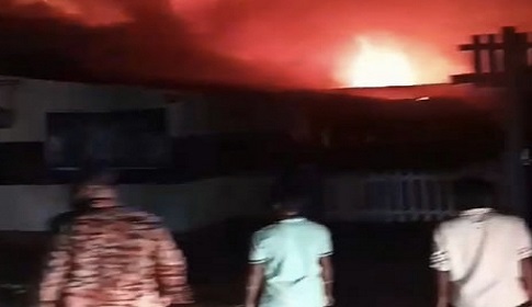 আগুনে পুড়েছে ফার্নিচার কারখানা, ১৫ লক্ষ টাকার ক্ষতি