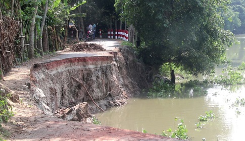 সড়ক ভেঙে ১০ গ্রামের মানুষের দুর্ভোগ