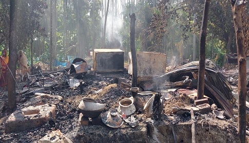 পুলিশ চলে যাওয়ার পরেই দুর্বৃত্তের আগুনে পুড়ল দু’টি বসতঘর 